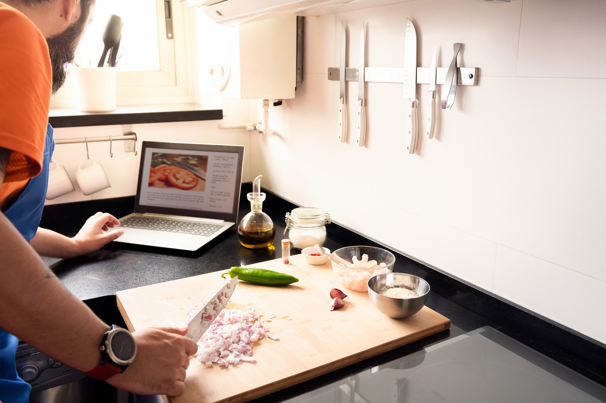 Studio cucina moderna con attrezzatura