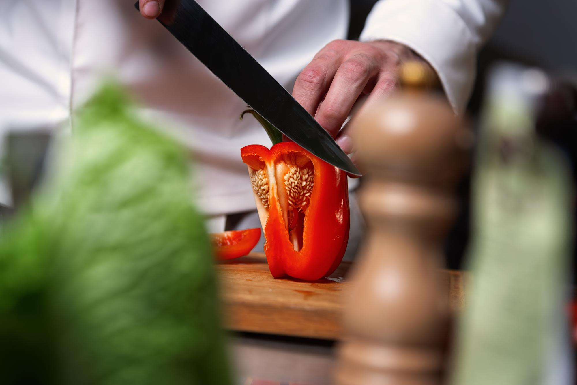Chef mostra tecnica di taglio